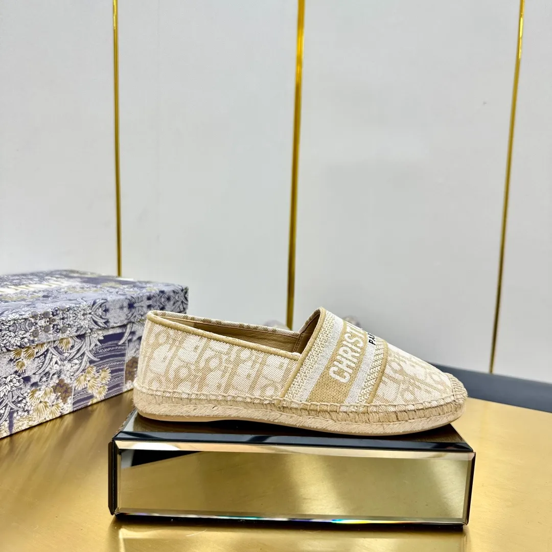 👟👟Ex-factory price 480👟👟 Dior Four Seasons Classic Electric Embroidered Fisherman Shoes These Dior Granville straw fisherman shoes are casual yet elegant. The upper is made of full leather embossing//cotton embroidery Carefully crafted, with hand-made rope soles + thin rubber outsole using traditional craftsmanship, they are lightweight, wear-resistant and versatile. They are essential for summer shoe cabinets👍34-42 sizes (34.41.42 custom sizes are non-refundable and non-exchangeable)